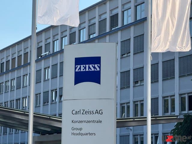 Tur Eksklusif di Kantor Zeiss: Lebih dari Sekadar Lensa Kamera Tur Eksklusif di Kantor Zeiss: Lebih dari Sekadar Lensa Kamera