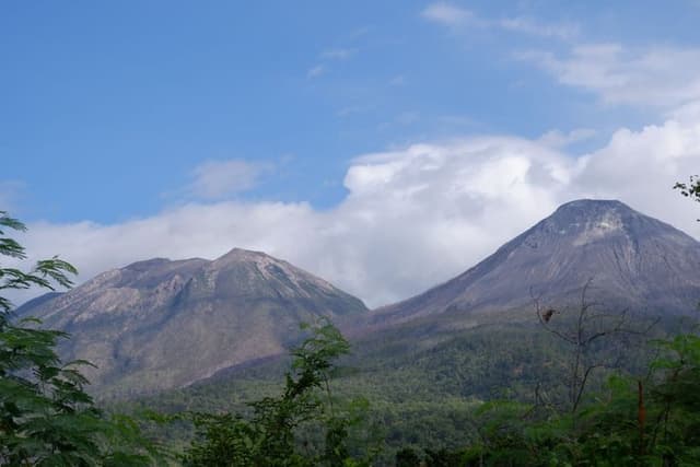 Gunung Lewotobi Erupsi Lagi, Operator Diimbau Berikan Internet Gratis
