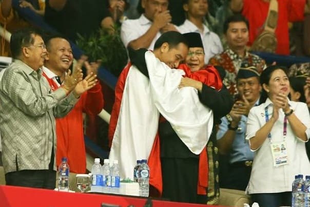 Pesilat Hanifan Peluk Jokowi-Prabowo Bersamaan