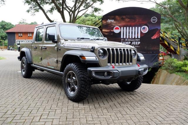 Jeep Gladiator Diluncurkan Sebagai Double Cabin Termahal di RI