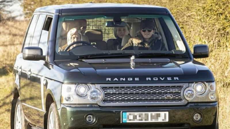 Ratu Elizabeth II Nyetir Land Rover Usai Pangeran Harry Mundur dari Anggota Raja