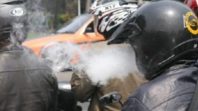 Alasan Bikers Suka Ngerokok Sambil Naik Motor