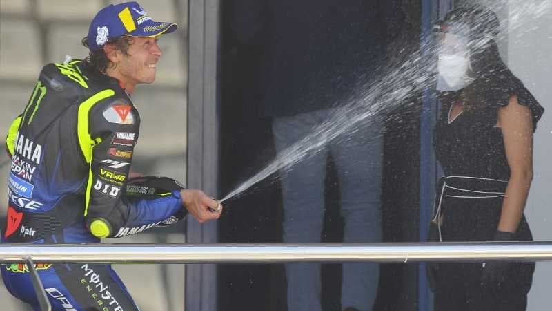 Selebrasi Valentino Rossi di Tribun Tanpa Penonton, Setelah 1 Tahun Lebih Gak Juara