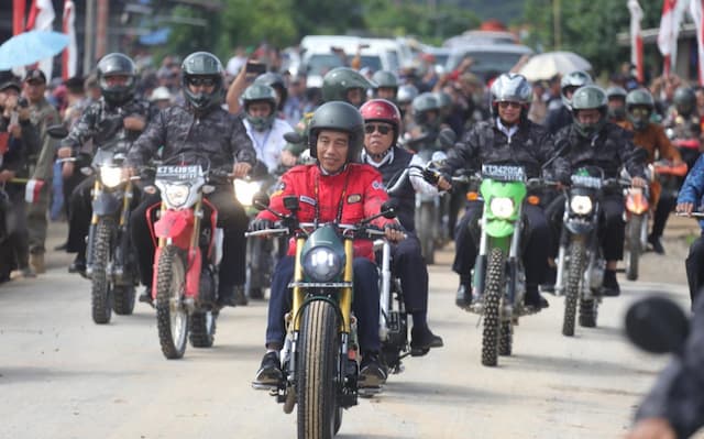 Blusukan di Kalimantan, Jokowi Pakai Chopper Kostum Kawasaki W175