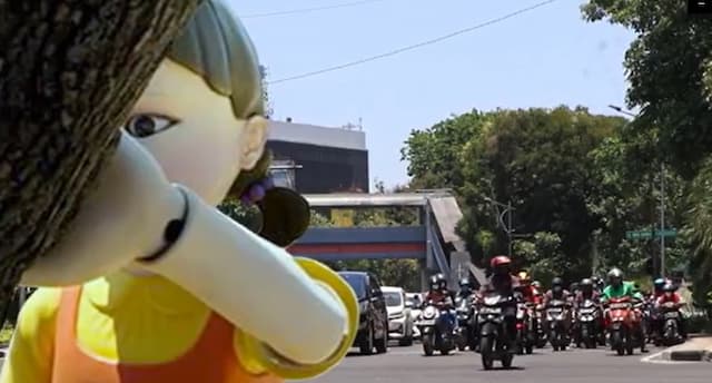 Seram, Boneka Squid Game Dipakai Kampanye CCTV E-TLE oleh Dishub Surabaya 