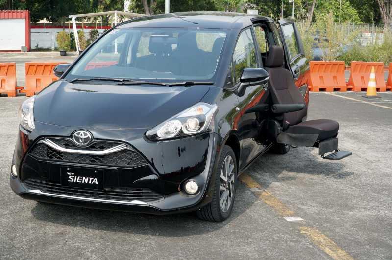 FOTO: Toyota Sienta Welcab, Kursi BIsa Bergerak Keluar 