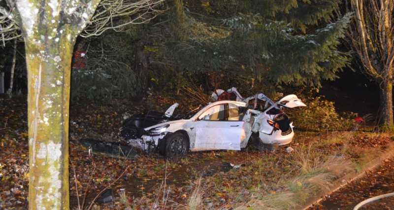 Tesla Model 3 Alami Kecelakaan, Baterainya Terbang Hantam Rumah 