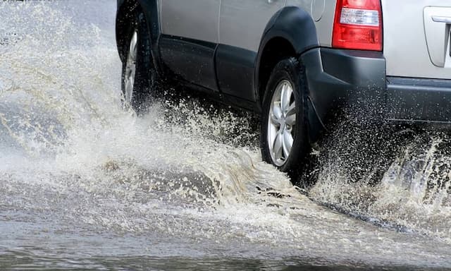 Tips Persiapan Nyetir Mobil di Musim Hujan