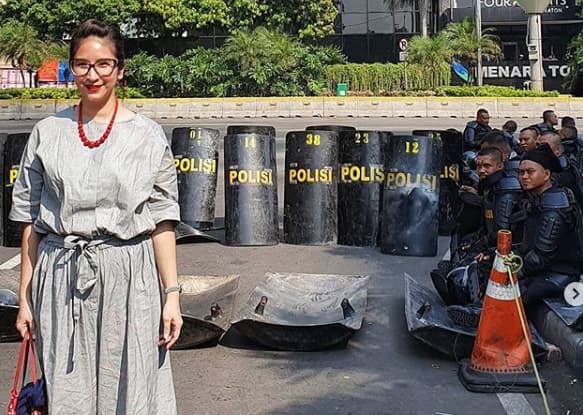 Mona Ratuliu Cemas Novita Angie Temui Polisi Jaga Gedung Bawaslu
