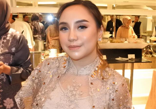 FOTO: Gaya Salmafina Hadiri Ulang Tahun Pernikahan Orangtua