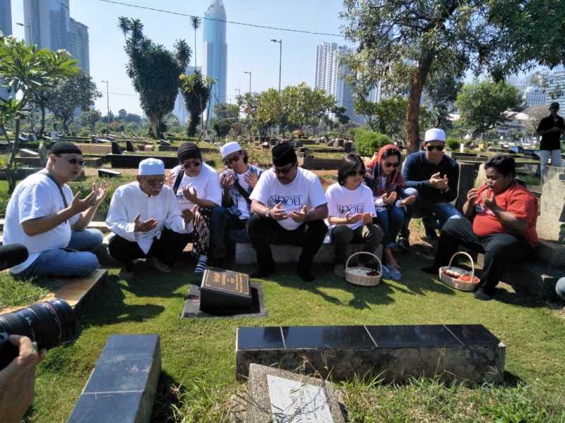 Pemain \'Si Doel The Movie\' Ziarah ke Makam Benyamin, Pak Tile dan Basuki