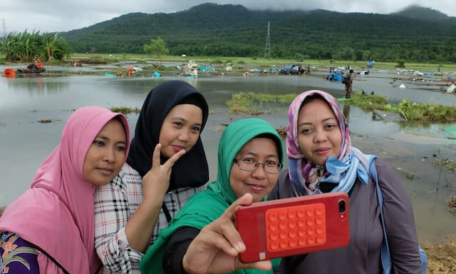 Lokasi Musibah Tsunami Jadi Tempat Berburu Likes di Media Sosial
