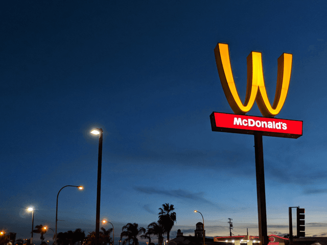 Logo McDonald's Dipasang Terbalik di California