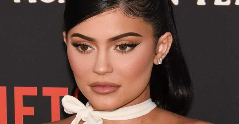 Posting Selfie dan Api, Kylie Jenner Dipaksa Hapus Caption Instagram