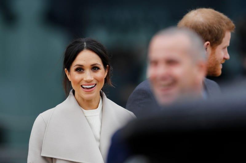 Meghan Markle Kerap Memakai Sepatu yang Agak Kebesaran, Apa Alasannya?