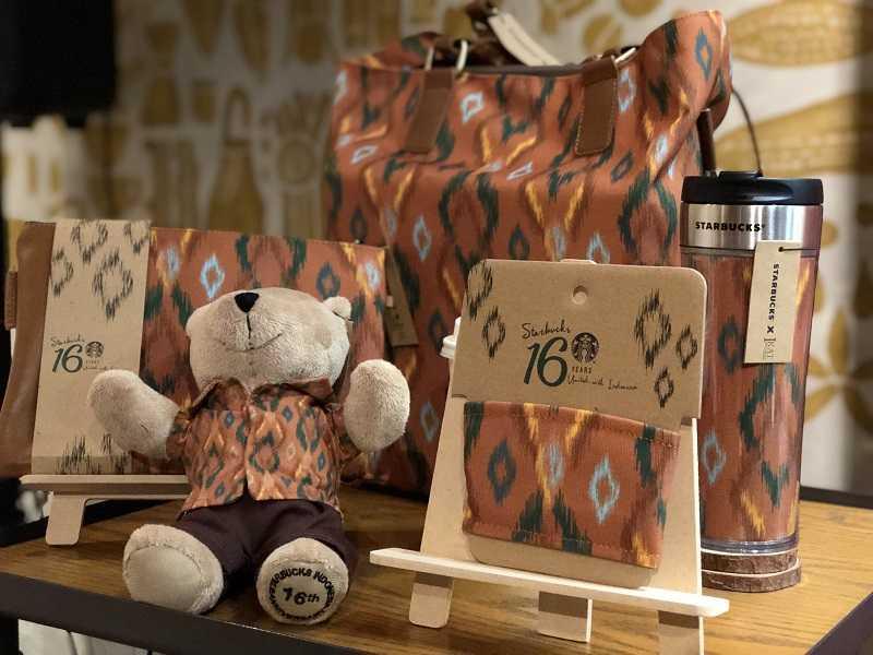 Starbucks Menghadirkan <i>Tumbler</i>, <i>Tote Bag</i>, dan Beragam <i>Merchandise</i> Motif Tenun Khas Indonesia