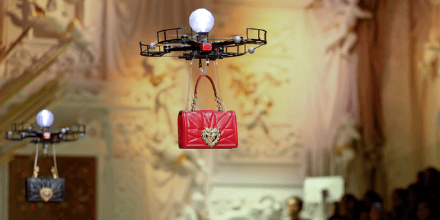 Ketika Drone Gantikan Model Manusia di <i>Fashion Show</i>