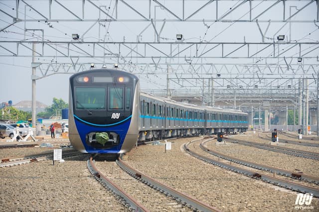 Mana yang Lebih Canggih, LRT atau MRT Jakarta?