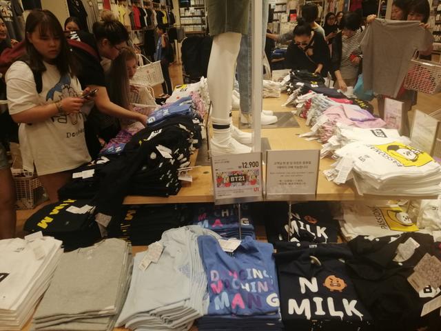 Antre Panjang demi Kaos Uniqlo X BTS