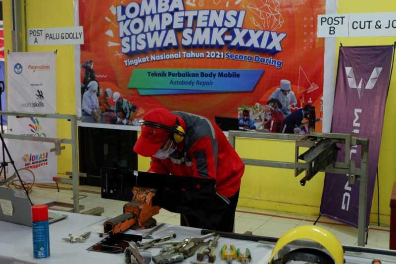 Wuling Gelar Kompetisi Auto Body Repair untuk SMK