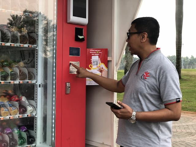 FOTO: Uji Coba Pembayaran Pakai QRen di Vending Machine Monas