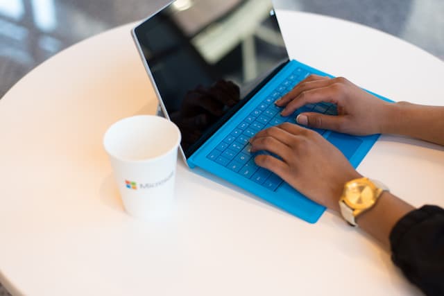 Meeting Online Microsoft Teams Kelak Bisa Tampilkan 9 Orang di Layar