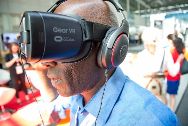 Karyawan Pakai Headset VR di Kantor, Buat Main atau Kerja?