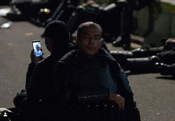 Istirahat Jaga Jakarta, Anggota Brimob  Lagi <i>Video Call</i> Ini Bikin Haru