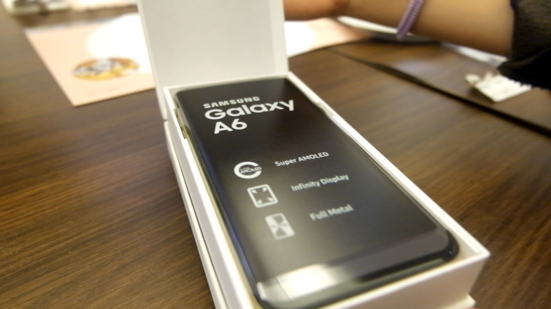 <i>Unboxing</i> Singkat Samsung Galaxy A6, Ponsel Milenial Rp3 Jutaan