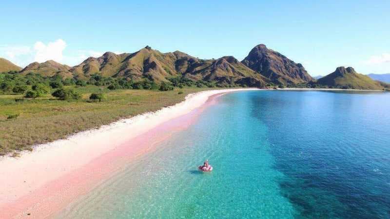 Wow, Indonesia Punya Dua Pantai <i>Pink</i> Terindah di Dunia