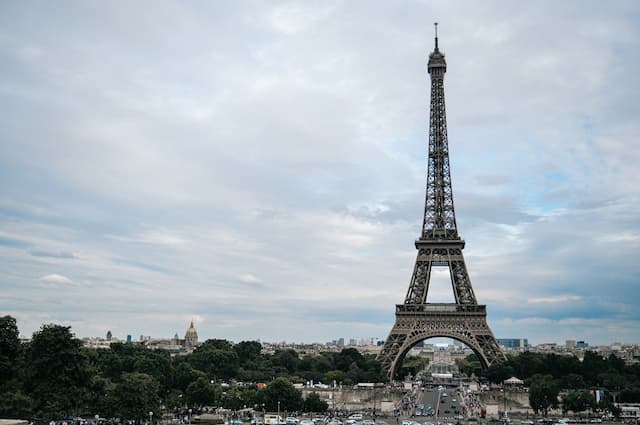 Turis Iseng Bikin Menara Effiel Ditutup Sementara