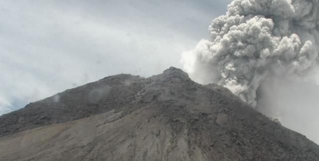 Merapi Meletus di Tengah Ancaman Corona, Netizen Teriak Masker