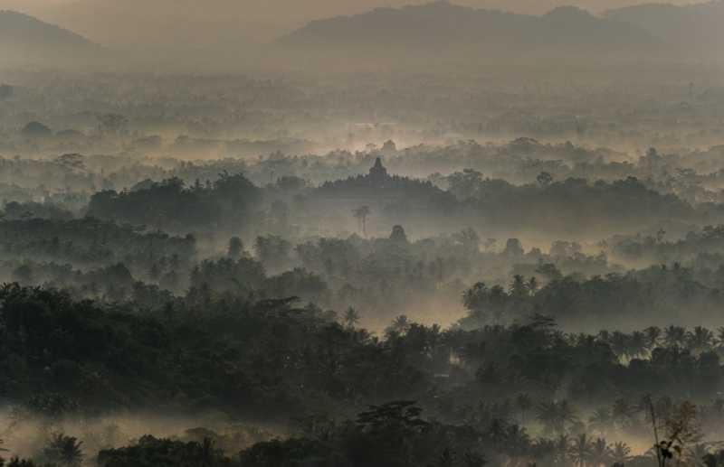 Menanti Keelokan Matahari Terbit di Punthuk Setumbu