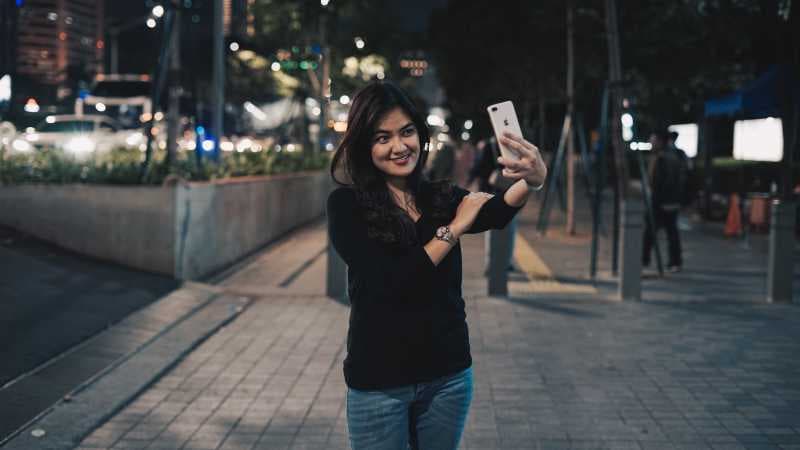 Sering Posting Foto Selfie di Medsos, Apa Kata Hadis?