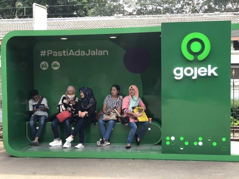 Softbank Dorong Merger Gojek dan Grab?