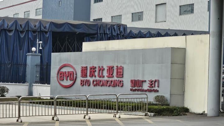 China Ungkap Besaran Subsidi Mobil Listrik untuk Tesla dan BYD