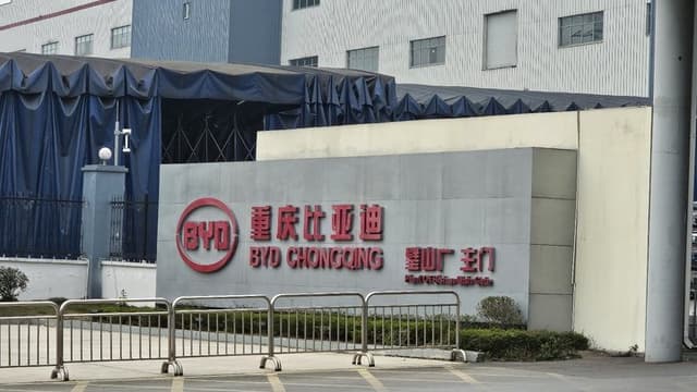 China Ungkap Besaran Subsidi Mobil Listrik untuk Tesla dan BYD