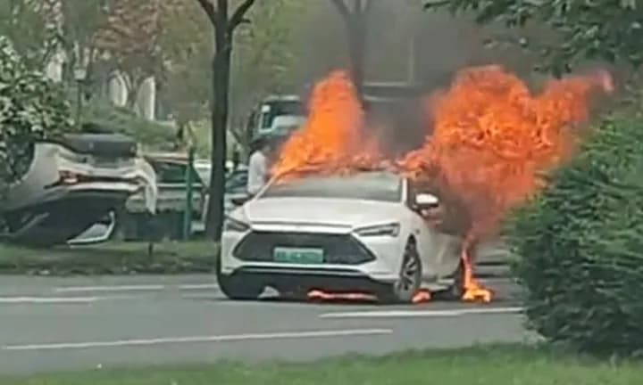 Mobil Hybrid PHEV BYD Terbakar Setelah Tabrakan Beruntun