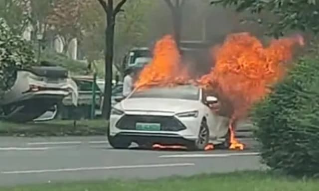 Mobil Hybrid PHEV BYD Terbakar Setelah Tabrakan Beruntun