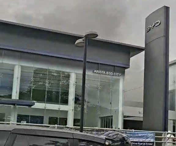 Diler BYD di BSD Terbakar, Mobil-Mobil Dievakuasi