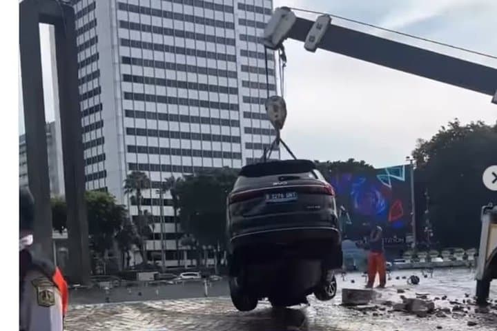 BYD M6 Nyemplung di  Bundaran HI, Driver atau Mobilnya yang Error?