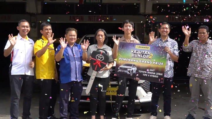Konsumen Dunlop Bawa Pulang Hadiah Toyota Innova Zenix Hybrid Konsumen Dunlop Bawa Pulang Hadiah Toyota Innova Zenix Hybrid