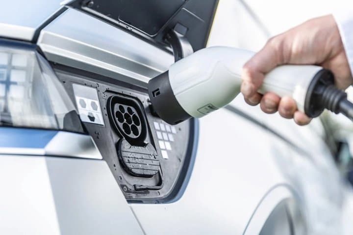 Hemat Energi, Ngecas Mobil Listrik Malam Hari Dilarang di Negara Ini
