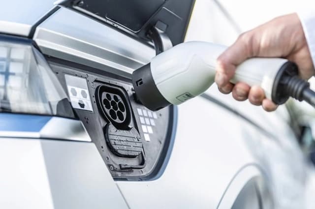 Hemat Energi, Ngecas Mobil Listrik Malam Hari Dilarang di Negara Ini
