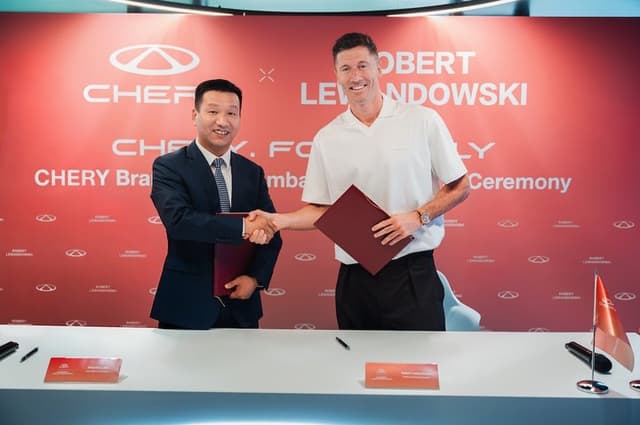 Penyerang Barcelona Robert Lewandowski Kini Pakai Chery Tiggo 9 CSH