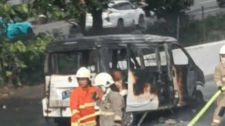 Mobil Listrik DFSK Gelora E Terbakar, Api Diduga dari Baterai