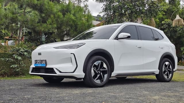 Geely: Insiden EX5 di PIK Karena Kecelakaan, Bukan Kerusakan As Roda