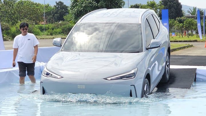 'Menyiksa' Geely EX5: Gak Cuma Ngebut, Terabas Banjir Juga Aman!