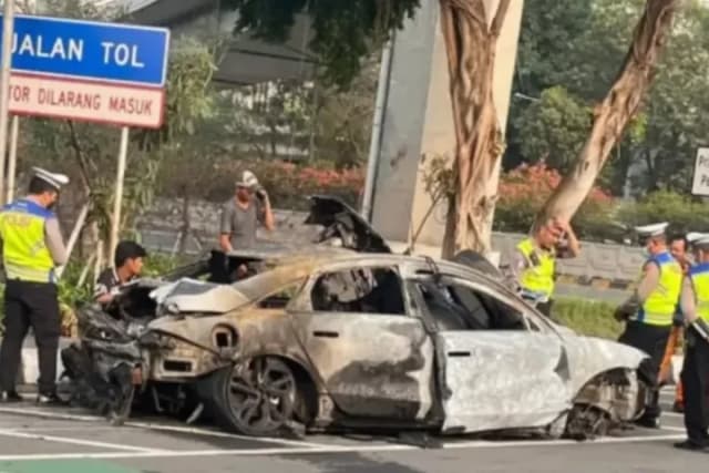 Hantam Separator Busway, Mobil Listrik Hyundai Ioniq 6 Hangus Terbakar