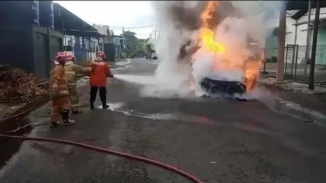 Diduga Overheat Baterai, Hyundai Kona Terbakar di Gresik